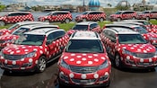 Varias camionetas con lunares estacionadas a lo largo de la costa de Disney Springs