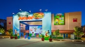 Exterior del teatro de Disney Junior - Live on Stage! teatro con pinturas de los personajes Disney