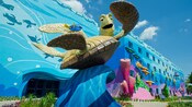 Gran escultura de Crush y Dory en Finding Nemo Courtyard de Disney’s Art of Animation Resort Gran escultura de Crush y Dory en Finding Nemo Courtyard de Disney’s Art of Animation Resort