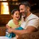 Una familia de cuatro personas se relaja en el lobby de su hotel Resort de Disney