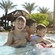 Un padre disfruta en la piscina con sus dos hijos pequeños