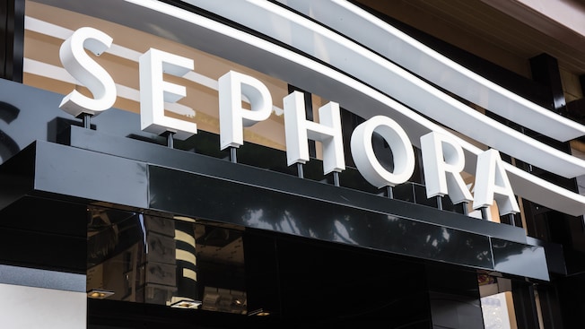 A storefront with a sign that reads Sephora 