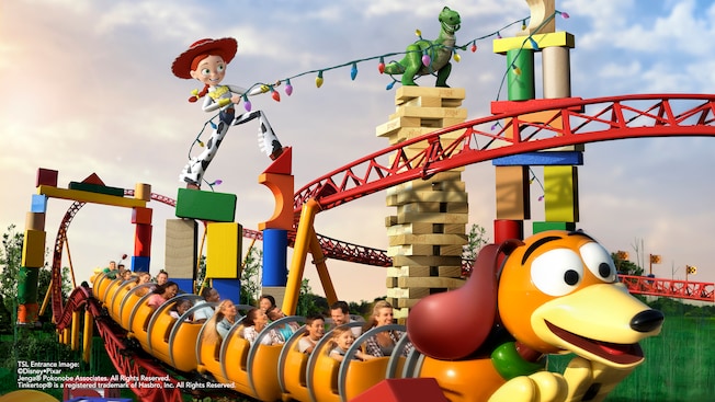 Visitantes animados se seguram firme e se divertem na atraÃ§Ã£o Slinky Dog Dash no Disneyâs Hollywood Studios