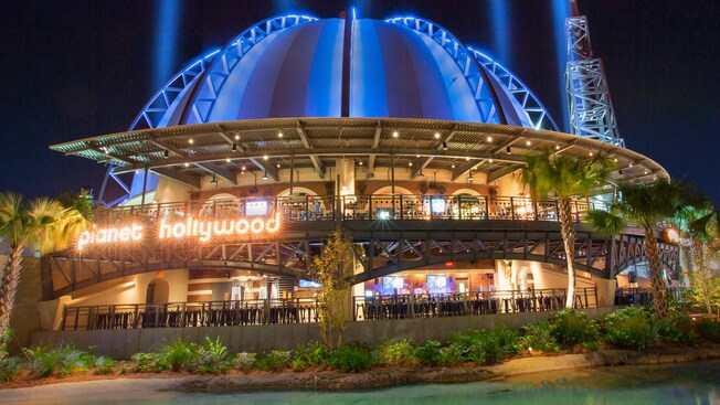 A fachada iluminada do Planet Hollywood Observatory