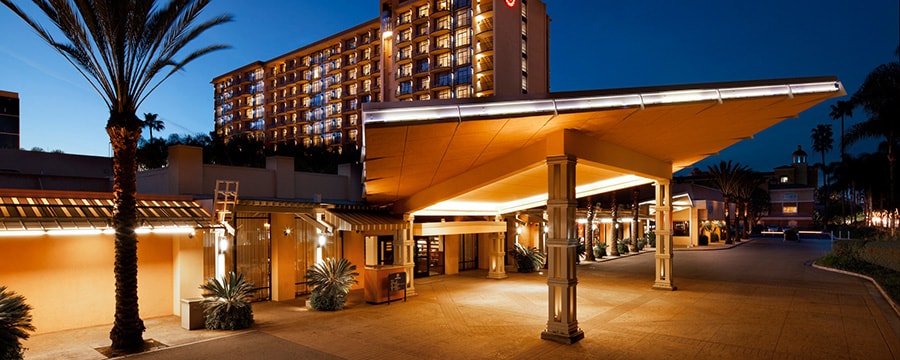 Sheraton Park Anaheim Resort Good Neighbor Hotels Disneyland The Modern Carport And Entrance To Sheraton Park Hotel At Anaheim Resort Lit Up
