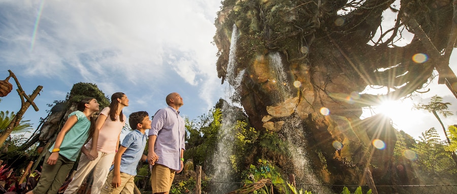 A family of 4 gazing in wonder at the majestic floating mountains of Pandora â The World of Avatar